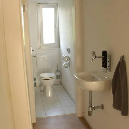 Homely Spacious Near Outlets & Train Apartment *