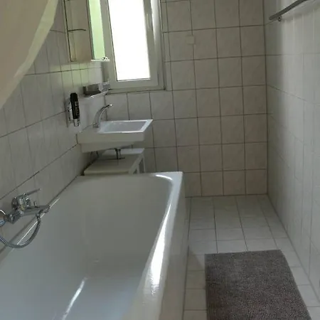 Apartment Homely Spacious Near Outlets & Train *
