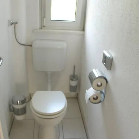 Homely Spacious Near Outlets & Train Apartment