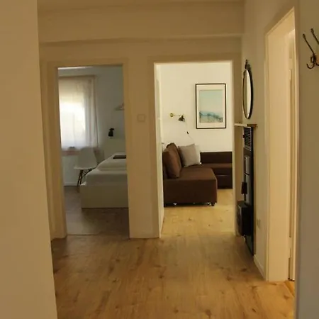 Homely Spacious Near Outlets & Train Apartment *