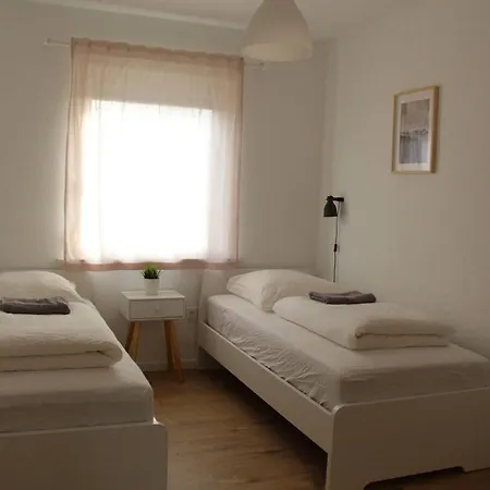 Homely Spacious Near Outlets & Train Apartment