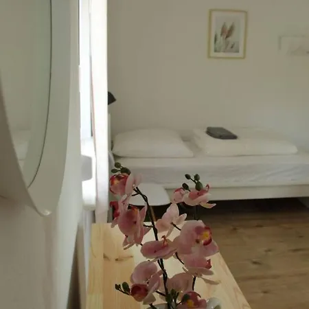 Apartment Homely Spacious Near Outlets & Train *