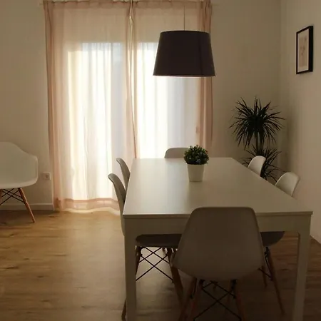 Homely Spacious Near Outlets & Train *