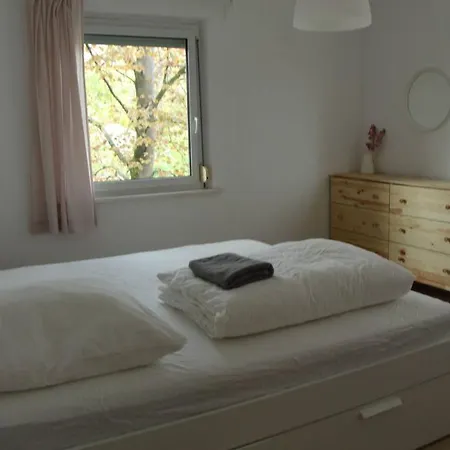 Apartment Homely Spacious Near Outlets & Train