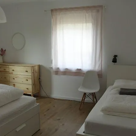 Homely Spacious Near Outlets & Train *